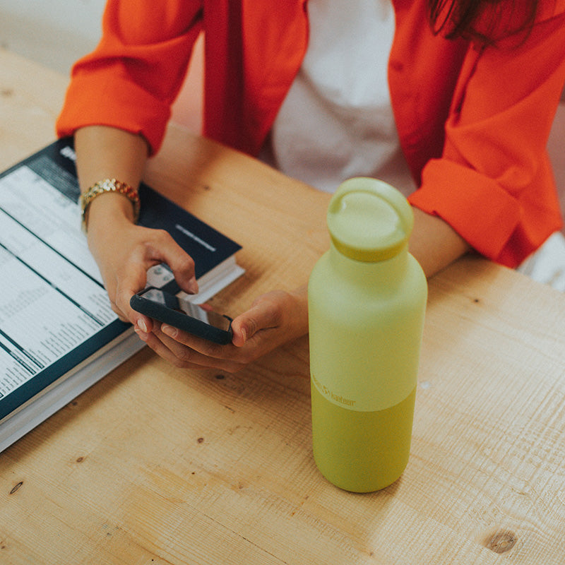 20oz-rise-classic-with-arch-loop-cap-v3 20oz_rise_classic_insulated_bottle_acacia_worker_phone_square.jpg