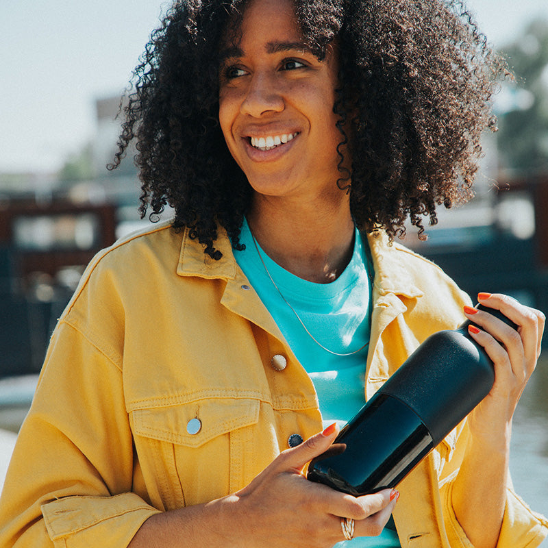 20oz-rise-classic-with-arch-loop-cap-v3 20oz_rise_classic_insulated_bottle_black_woman_smile_square.jpg